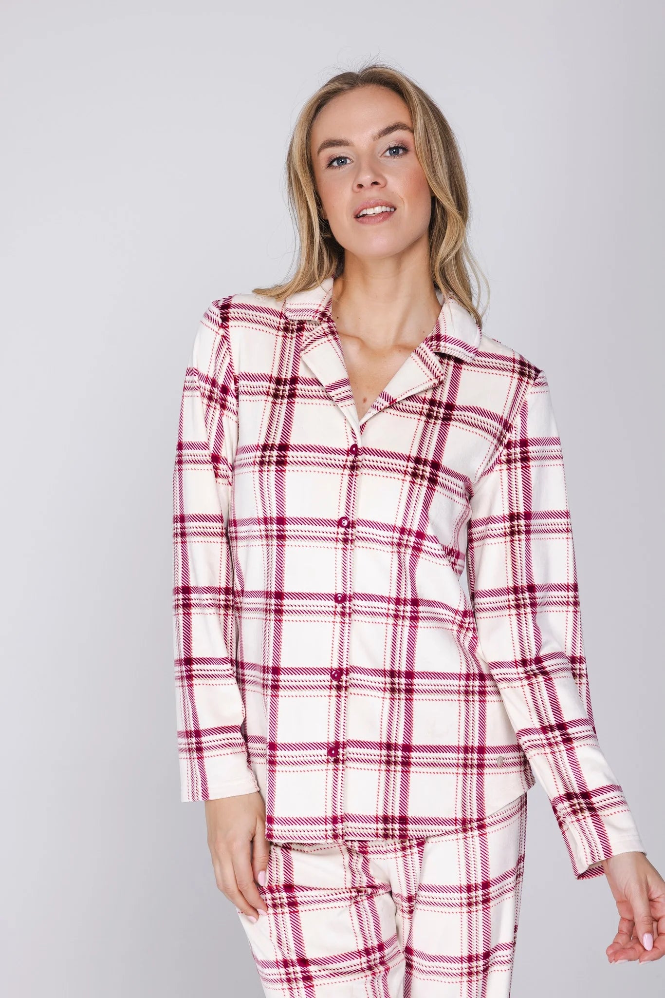 Pastunette warme Pyjama doorknoop - Alpine Creme 121262-102-2 - Donker rood geruit