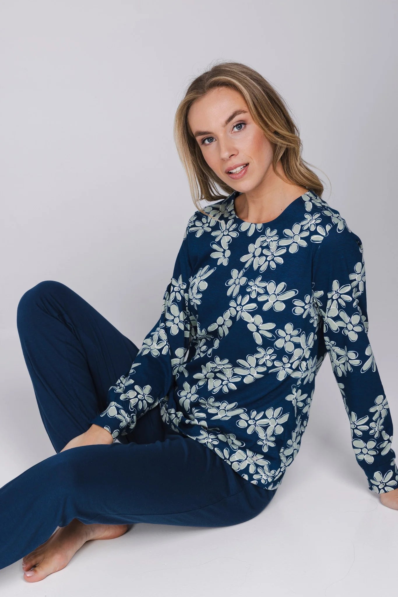 Pastunette Pyjama met boorden serie Nordic Bloom - 121262-146-1 - Donker Blauw