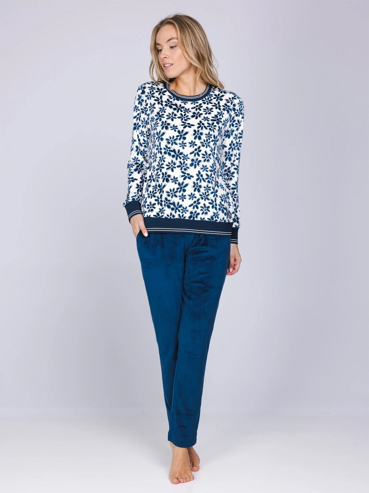 Pastunette warme fleece Pyjama met boorden - Nordic Bloom 121262-152-1 - Donker blauw