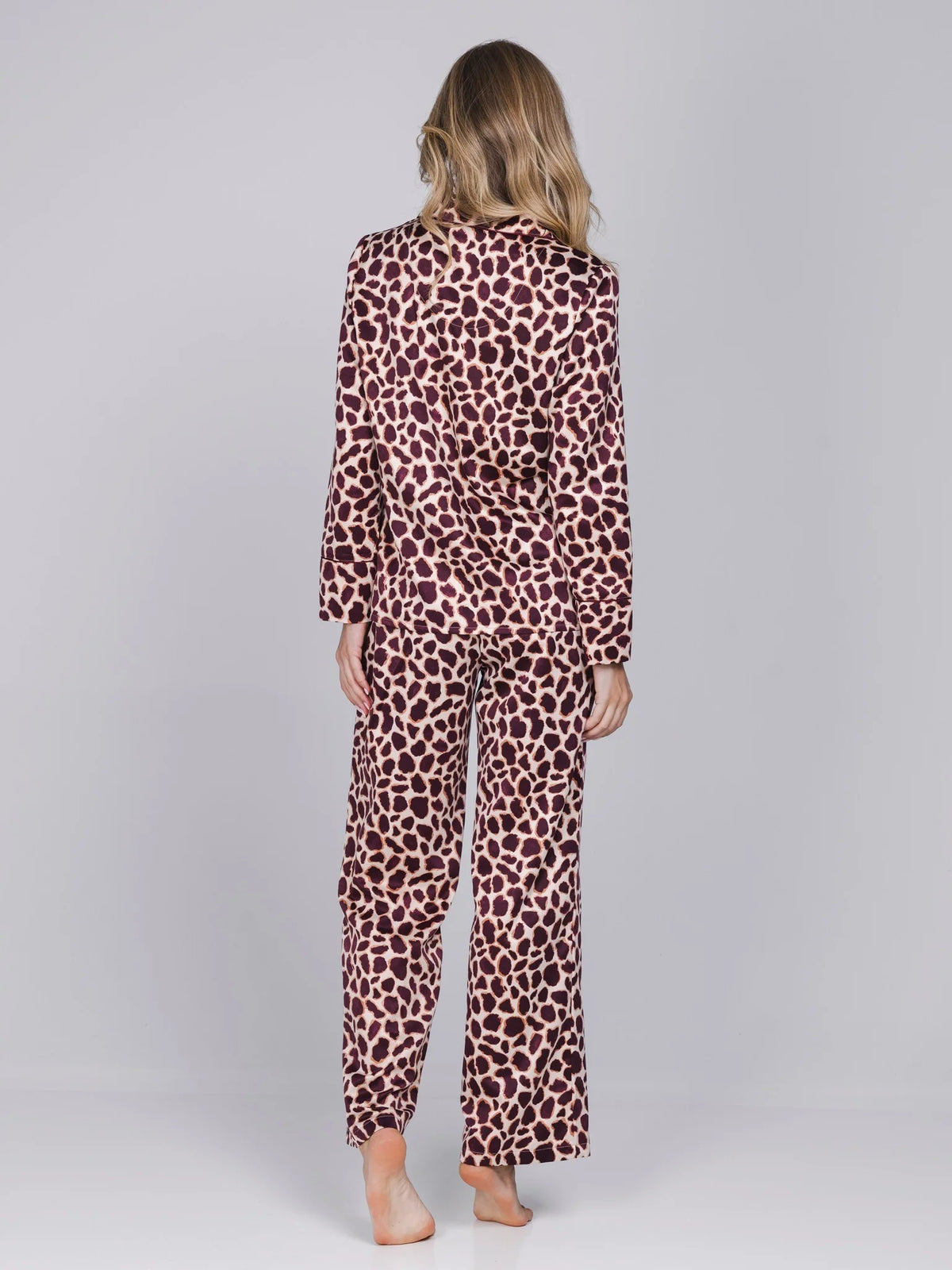 Pastunette Premium satijnen Pyjama doorknoop - Satin Wild 121262-212-3 - Dark red giraffe print