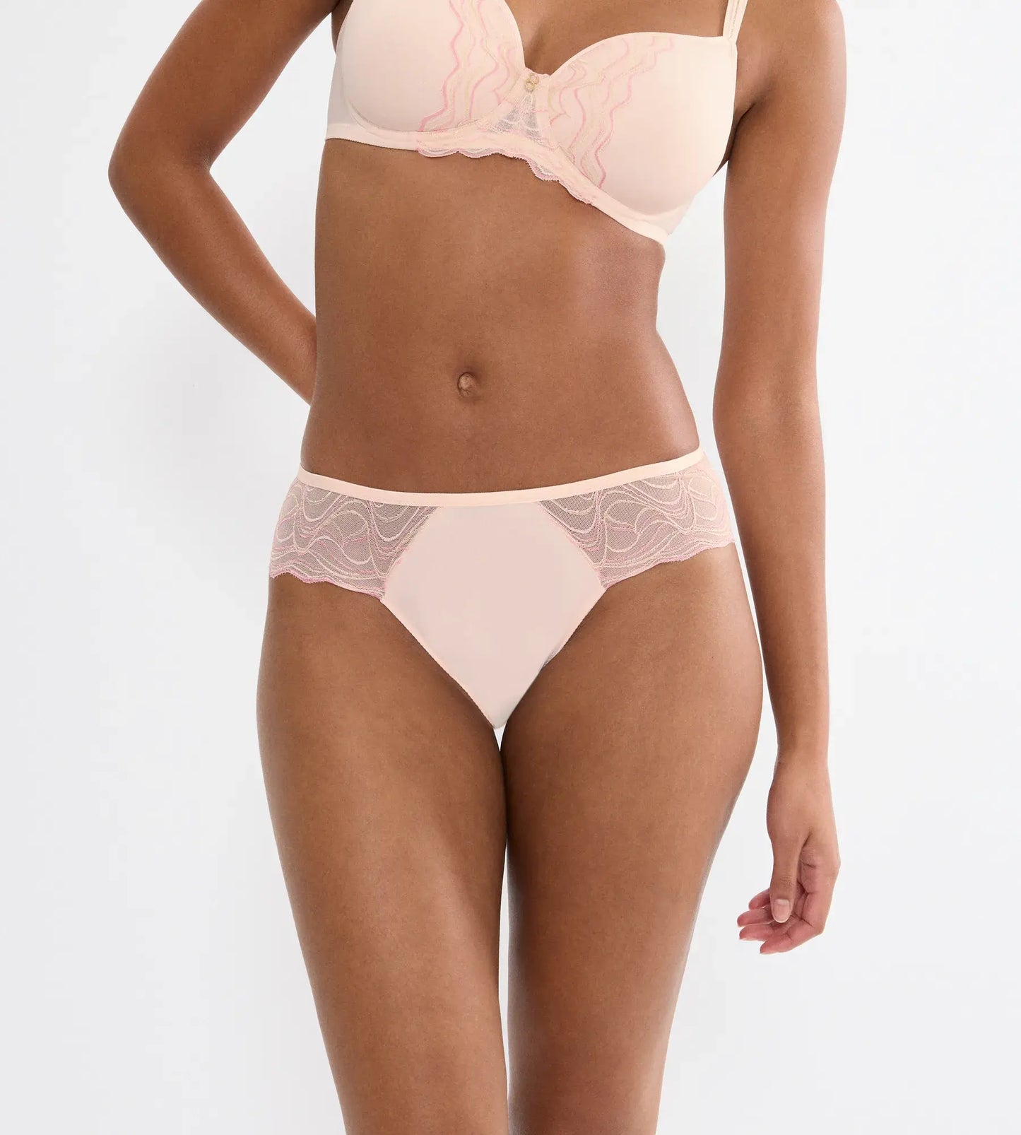 Triumph Hipster - Palina Waves of Glow Hipster - Porcelain (0040)